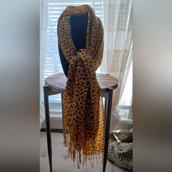 Leopard Scarf - Picture 2 of 5